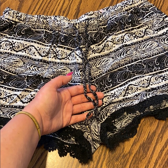 Printed crochet shorts - Picture 4 of 6